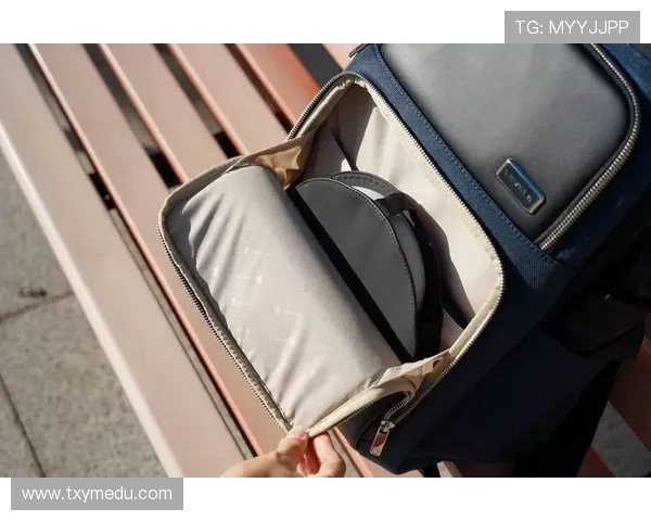 联想游戏本双肩背包大容量设计适合长时间外出携带兼顾舒适与时尚